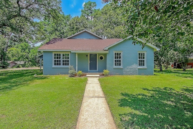 view of front of house featuring a front lawn