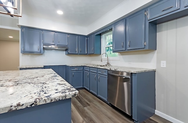 kitchen featuring a sink, blue cabinetry, dark wood-type flooring, stainless steel dishwasher, and under cabinet range hood
