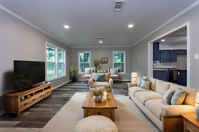 living area featuring recessed lighting, baseboards, dark wood finished floors, and plenty of natural light