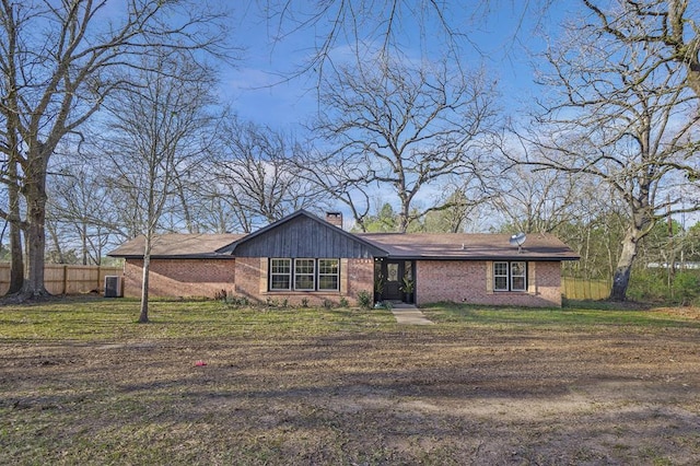 view of front of home with a front lawn