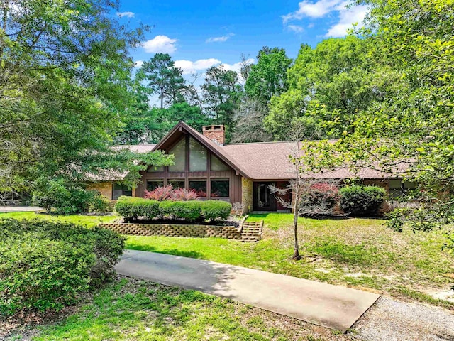 view of front of property with a front yard