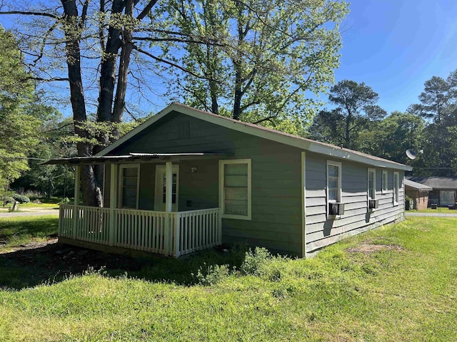 view of front of home with covered porch and a front lawn