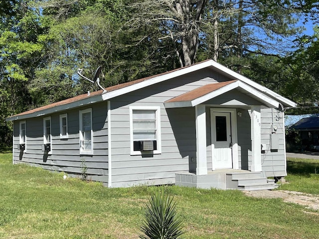 view of front facade with a front yard