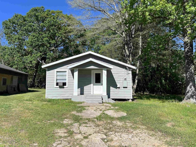 bungalow featuring a front lawn