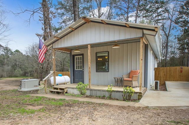 view of front facade with a porch and fence