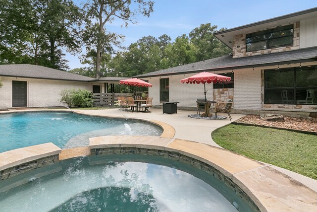 1025 Creek Bend Dr, Jasper, TX 75951 - view of swimming pool with a patio area, a pool with connected hot tub, and outdoor dining space