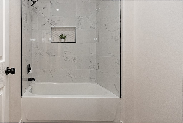 bathroom featuring tiled shower / bath combo