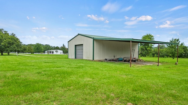 view of outdoor structure featuring a garage and a yard