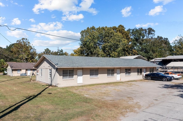 view of front facade featuring a front yard