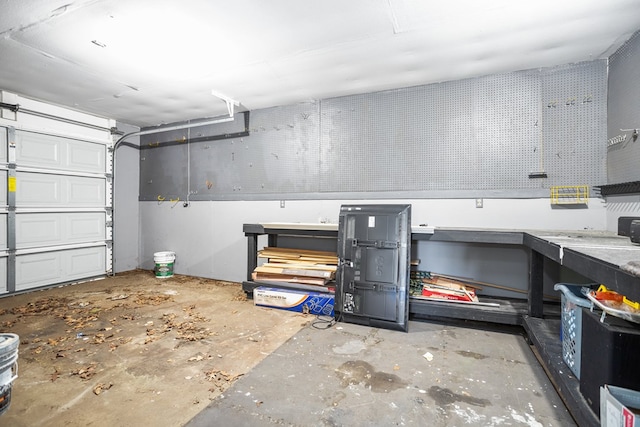 715 Pine Tree Ln, Lufkin, TX 75904 - garage with a workshop area