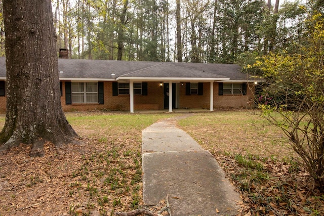 single story home featuring a front lawn