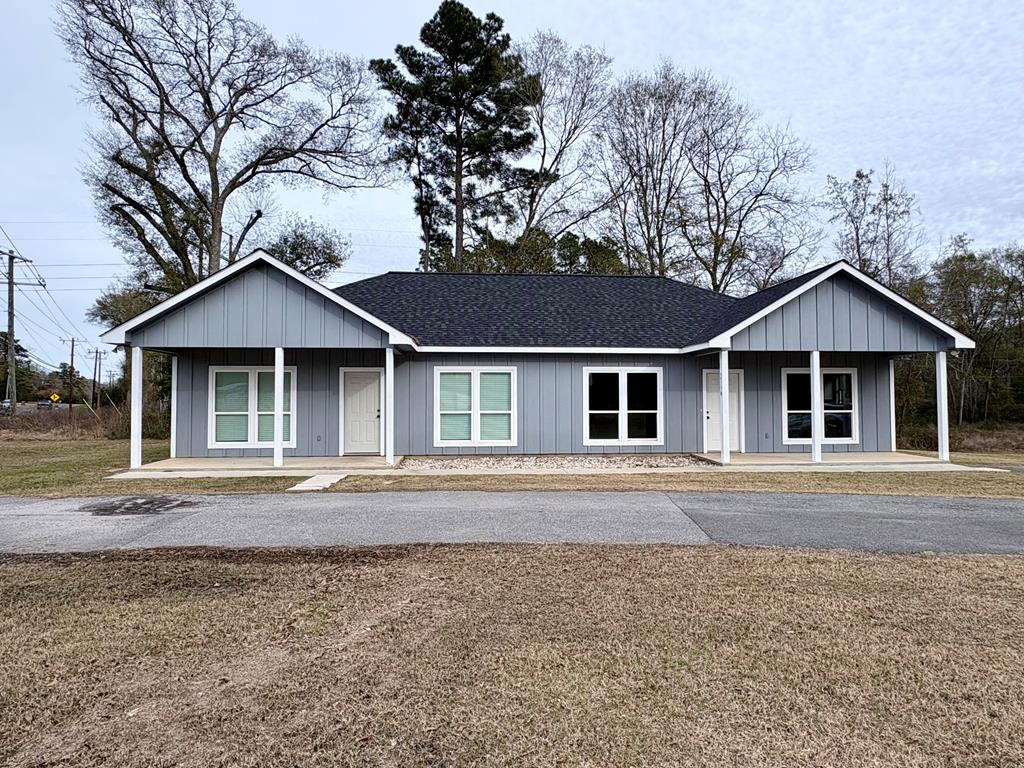 single story home with a porch