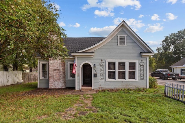 view of front of home featuring a front lawn