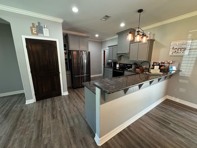 3640 Wingate Blvd, Brookeland, TX 75931 - kitchen featuring stainless steel appliances, gray cabinetry, a peninsula, dark wood-type flooring, and recessed lighting
