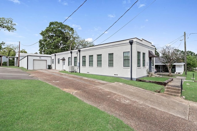 view of front of house featuring driveway, central AC unit, and a front lawn