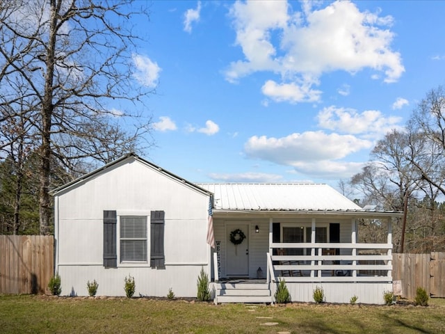 view of front facade with fence, a porch, and a front yard