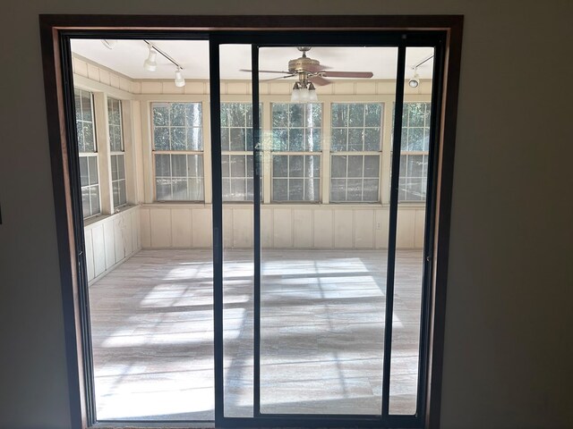 entryway featuring a ceiling fan