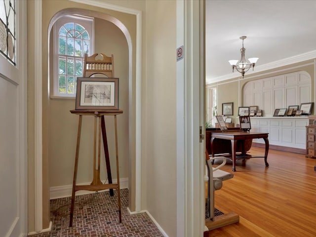 107 W Kerr Ave, Lufkin, TX 74904 - hall featuring a chandelier, crown molding, and arched walkways