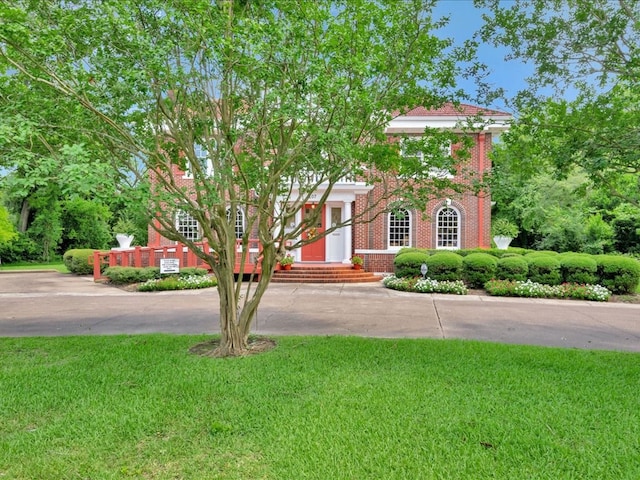 107 W Kerr Ave, Lufkin, TX 74904 - view of front of house featuring a front yard and brick siding