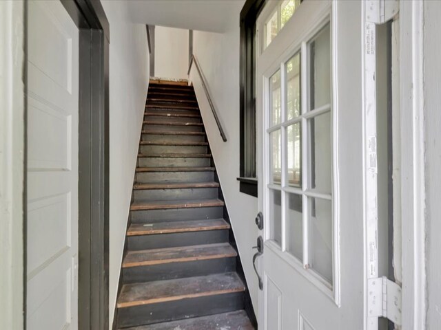 107 W Kerr Ave, Lufkin, TX 74904 - view of staircase