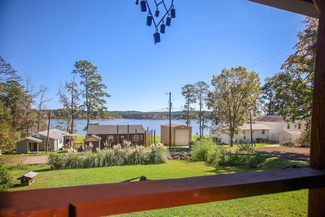view of yard featuring a water view