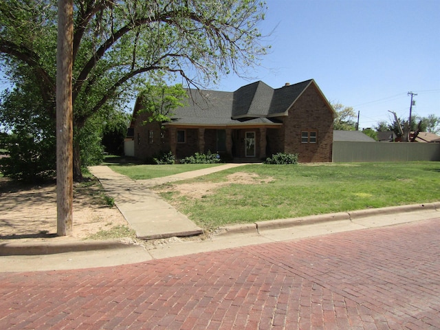 view of front facade featuring a front lawn