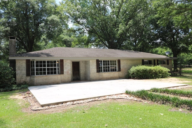 ranch-style home featuring a front yard