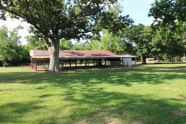 view of yard with an outbuilding