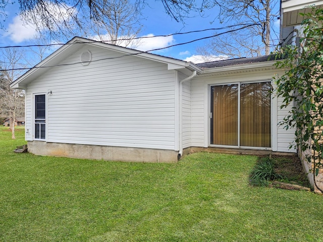 view of side of property featuring a lawn