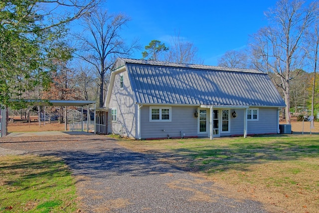 view of front of house featuring a front lawn and a carport