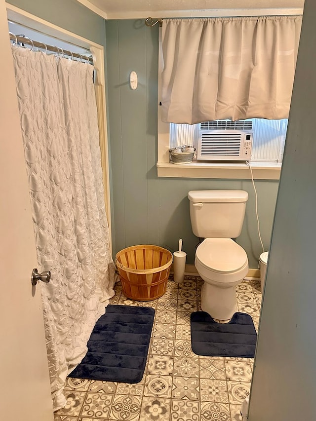 206 Perkins St, Zavalla, TX 75980 - bathroom featuring tile patterned flooring, cooling unit, a shower with curtain, and ornamental molding