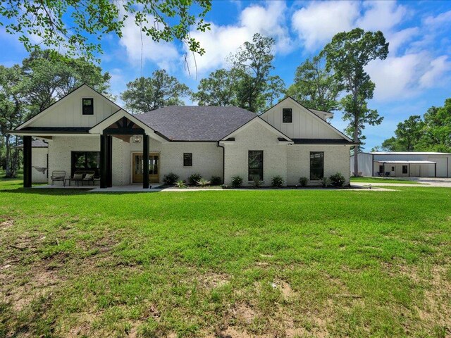 view of front of home featuring a front yard