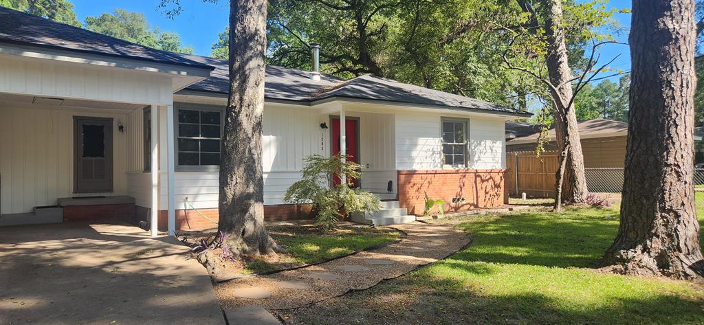 ranch-style home featuring a front yard