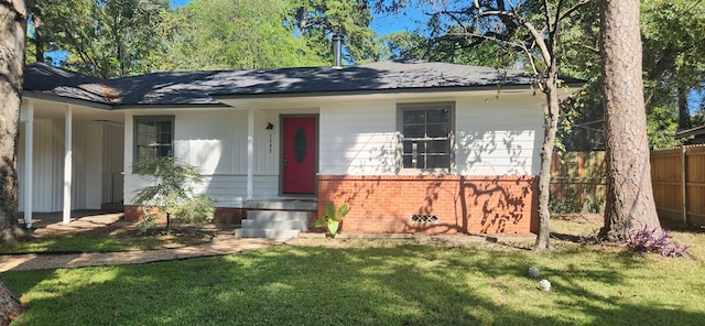 ranch-style home featuring a front lawn