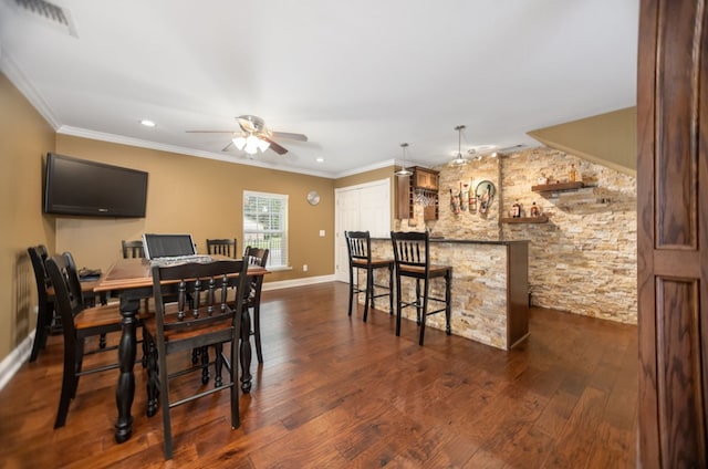 dining room with visible vents, dark wood-style flooring, recessed lighting, a bar, and a ceiling fan