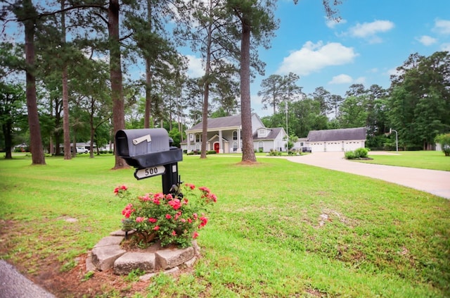 view of front of house featuring a front lawn