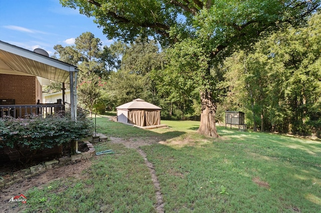 view of yard featuring an outbuilding