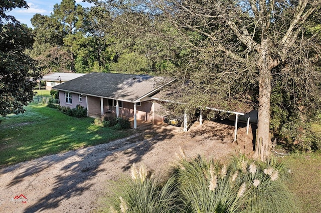 view of front facade with a front yard