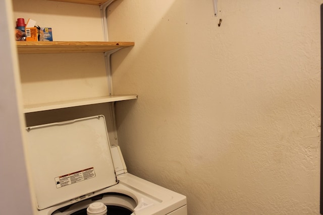 laundry room with washer / dryer