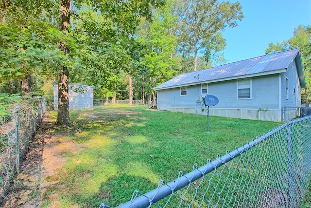 view of yard with a storage unit