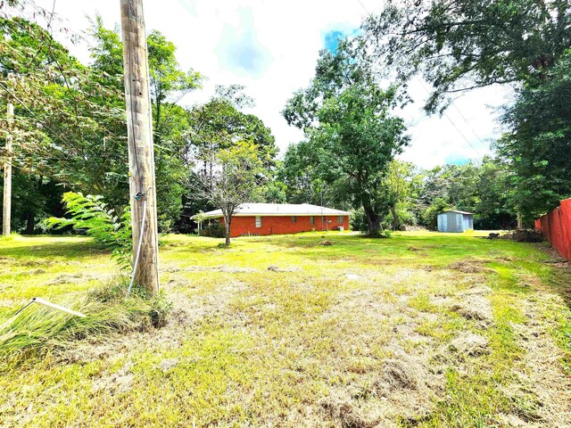 view of yard with an outdoor structure