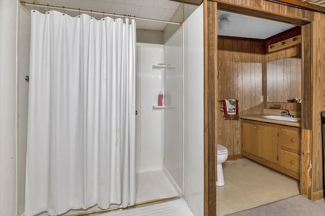 211 Winfree Dr, Hemphill, TX 75948 - bathroom featuring a shower with curtain, wooden walls, toilet, and vanity