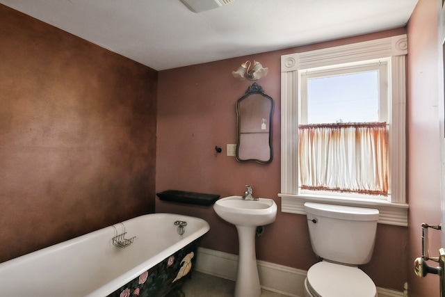 250 Main St, Jasper, TX 75951 - full bath with a freestanding bath, toilet, and baseboards