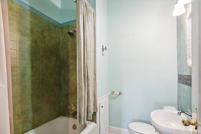 250 Main St, Jasper, TX 75951 - full bath featuring a sink, shower / tub combo with curtain, toilet, and baseboards