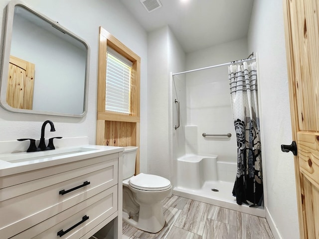 full bath featuring visible vents, toilet, a shower with shower curtain, and vanity