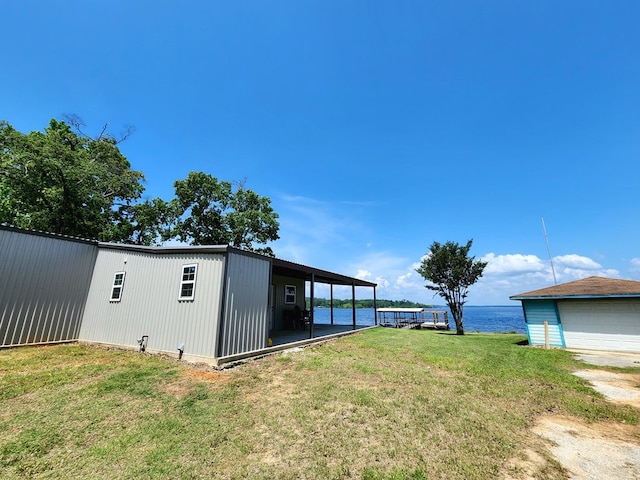 view of yard with an outdoor structure and a garage