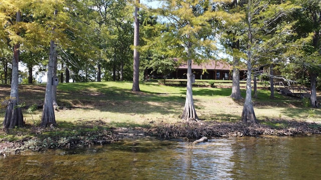 view of yard featuring a water view