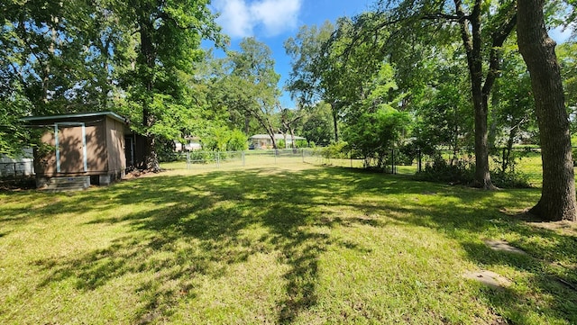 view of yard featuring a storage unit