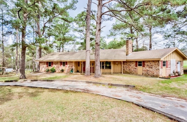 ranch-style home featuring a front lawn