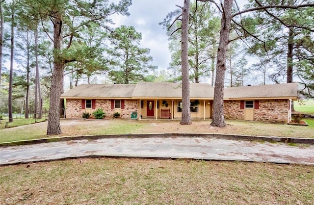 ranch-style home featuring a front lawn